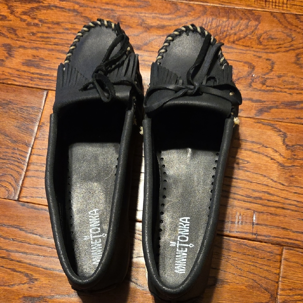 Minnetonka Women's Kilty Black Moccasins with Fringe. New In Box